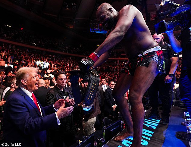 Momento icónico Jon Jones el duro de UFC le entrega a Donald Trump